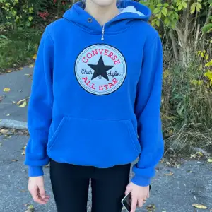 En såå snygg och unik blå converse hoodie!!💕 det står att den är i storlek M men jag skulle säga att den är S!!