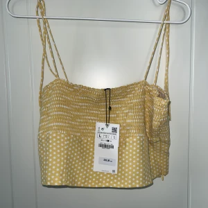 Topp Zara - En söt gul topp ifrån Zara. Aldrig använd med prislappen kvar💛 storlek L