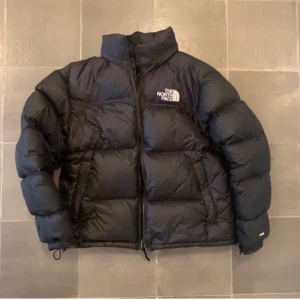 The North Face jacka  - Använd ca 3 gånger förra vintern, den är i fint skick och ser ut som ny. 
