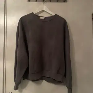 En fin sweatshirt i grå köpt från Gina tricot. 