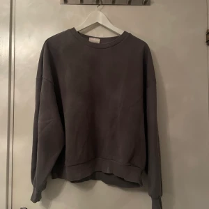 Sweatshirt - En fin sweatshirt i grå köpt från Gina tricot. 