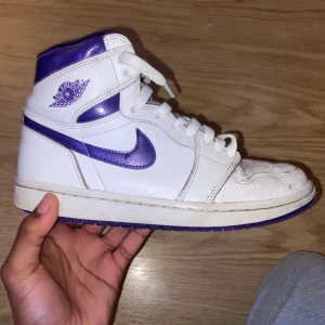 Jordan 1 court purple - Väldigt beat jordan 1 court purple som köptes ifrån footlocker. Extrasnören och box tillkommer. Meetup I stockholm Eller frakt. Storlek 39