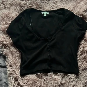 Topp  - Vanlig svart topp, storlek L men skulle säga passa romer för M. Väldigt U ringad. 50kr plus frakt