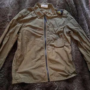 Stone island  - Stone island tunn jacka  Använt få gånger Nypris 3000kr 