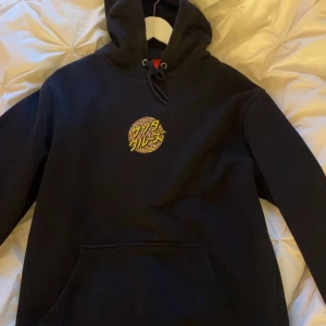Svart leopard santa cruz hoodie - Säljer en svart leopard santa cruz hoodie i storlek M, den är använd max 5 gånger så den är i väldigt fint skick! 