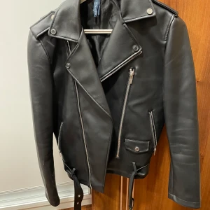 Skinn Jacka - Skin jacka från zara i storlek S. Hör av er vid frågor samt om ni vill ha fler bilder. pris kan diskuteras vid snabb affär.