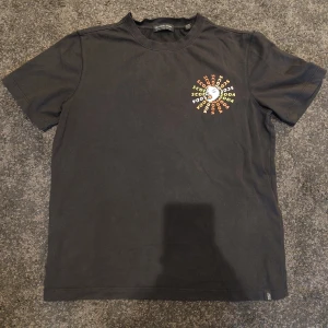 Snygg Scotch and Soda t-shirt - Svart Scotch and Soda tröja i bra skick. Några MINIMALA sprikor i trycket på baksidan (inte synligt när den är på). Ps sorry för skuggan av mobilen ;).