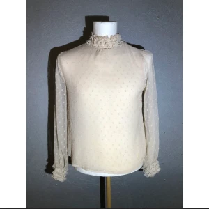 Rosa blus - En fin blus med blommor runt halsen 🌸