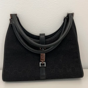 Vintage Gucci - Svart vintageväska, köpt från Vestiaire Collective