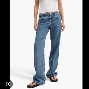 Low waist jeans köpta på mango💖 sprillans nya med lappen kvar! Endast testade💕 har inte kommit till användning därför jag säljer🫶🏻 storlek 32 men skulle mer säga XS/S🙏