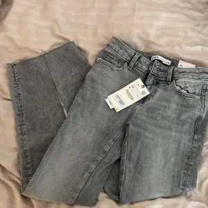Zara jeans - Säljer mina oanvända zara jeans! Gråa ankel längd med skinny fit. Köparen står för frakt 
