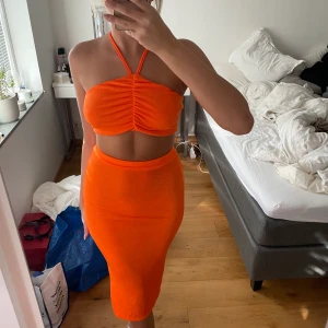 Sett - Så snyggt oranget set i snyggt material, lappar kvar 🤍 stretchigt material så passar xs-m🤍