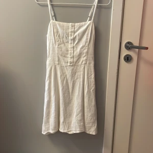 Hollister klänning - Jättefin klänning som jag älskar, men som är lite kort på mig (173cm) och därför säljer jag. Storlek är small men jag skulle säga att den lutar mer åt xs