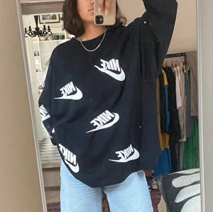 Nike Print Sweatshirt, XL  - Oversized härlig sweatshirt från Nike som inte används längre! Storlek XL och i nyskick.