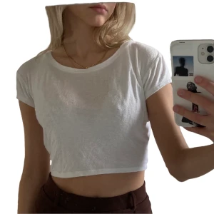 vit tshirt - vit tshirt / babytee! ett bra basplagg att ha. nopprig (syns inte så mycket i verkligheten). men annars bra skick. skönt och tunt material. storlek XS