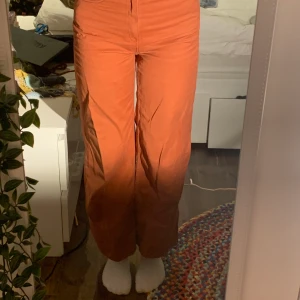 Jeans - Utsvängda, högmidjade jeans som är jättefina men tyvärr för korta för mig som är 176cm.