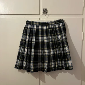 Schoolgirl skirt - Klassisk skottrutig kjol i ull. perfekt längd. Köpt vintage. 