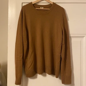 ARKET kasmir tröja, L - 100% Kashmir varm beige/taupe tröja från Arket. Knappt använd. Herrstorlek L för oversized fit. Nypris 1500! Köpare står för frakt. 