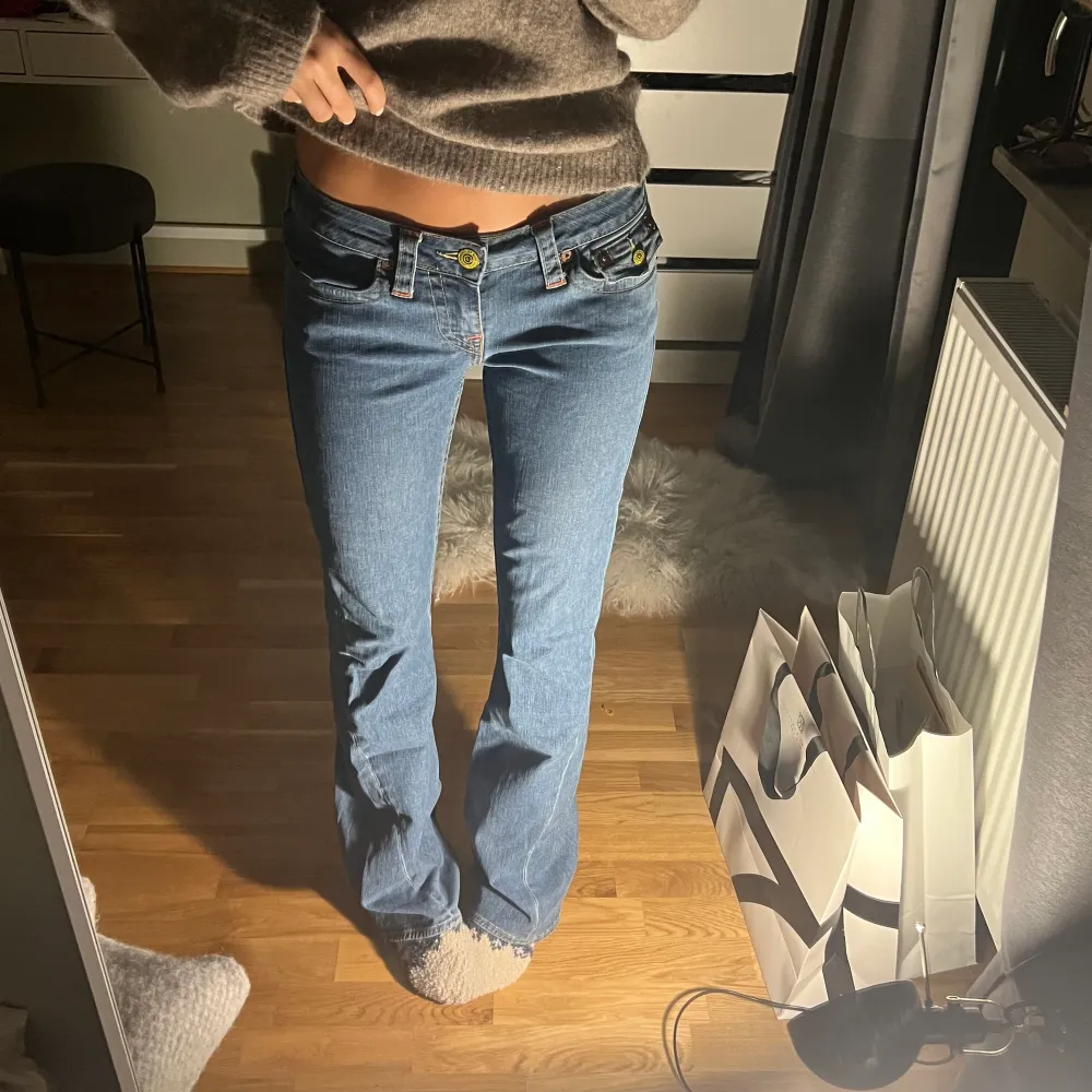 Säljer lågmidjade true religions jeans köpta i london! Köpte för 900 kr och har använt dem 1 gång☺️. Jeans & Byxor.