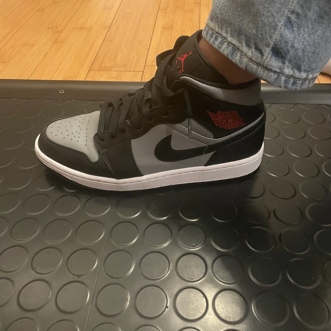 Jordan 1 ”Shadow red” Mid