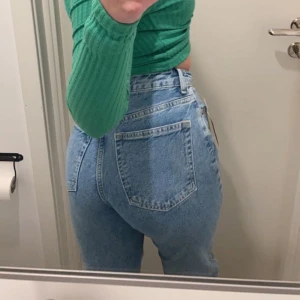 Jeans  - Säljer även dem här byxorna använda två gånger.  Nypris 699 men säljer dem för 400. Sitter som en smäck.