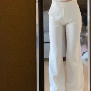  kostymbyxor  - Fina kostymbyxor från hm som är rätt använda! Säljer dom eftersom dom inte kommer till användning längre. Dom är uppsydda för att passa någon som är runt 160. Byxorna har en liten fläck där bak på benet men det är något som säkert går bort, därav priset!