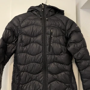 Peak performance jacka helium  - Säljer min svarta peak performance jacka i modellen helium, eftersom den inte längre kommer till användning. Är i superbra skick. Stl S.