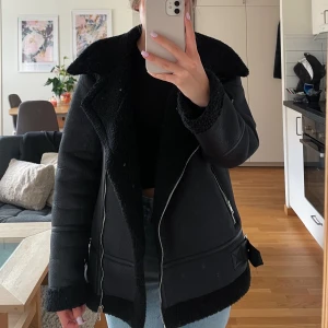 Teddy pilotjacka  - Pilot jacka med teddypäls på insidan från new look i storlek 36 som är lite oversized i storleken. Knappt använd och i bra skick. Nypris 759kr
