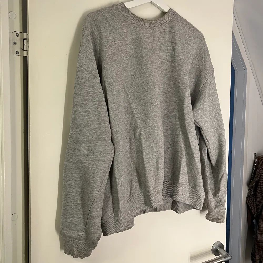 Super fin grå swetshirt 🥰Storlek L men passar alla storlkear utifrån hur man vill att passformen ska vara!. Tröjor & Koftor.