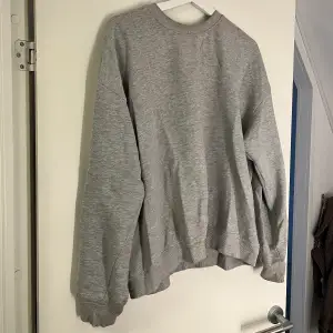 Super fin grå swetshirt 🥰Storlek L men passar alla storlkear utifrån hur man vill att passformen ska vara!