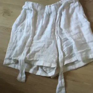 Ett par vita shorts från Ullared dem är lite genomskinliga oanvända 