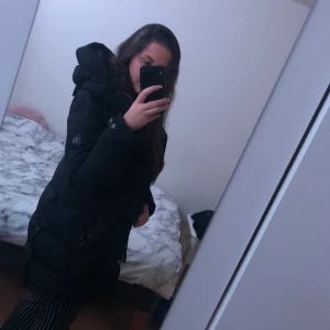 HOLLIES Subway jacka strl 40 Nypris 3600kr - HOLLIES SUBWAY svart strl 40 NYPRIS 3600kr Inga fel på jackan och är verkligen i jätte bra skick. Ej använt mycket pga hade en annan jacka. PÄLSEN KOMMER MED. Kan skicka fler bilder 🤍+ Kunden står för frakt. 