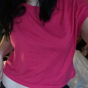Rosa T-shirt  - superfin rosa croppad t-shirt från Zara  