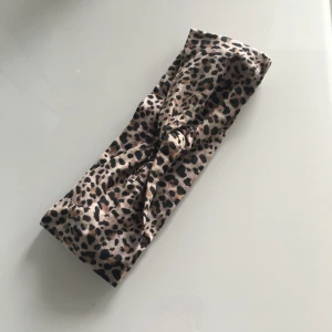 Hårband - Superfint hårband med en knut längst fram. Stretchigt🌸 Hämtas i Kungsbacka eller skickas mot fraktkostnad☺️