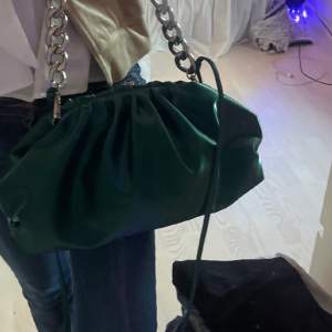 Säljer denna gröna väska från nakd, då den inte såg ut som jag trodde när jag fick hem den. Bredd: 20 cm Längd: Ca 35cmj