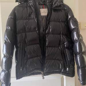 Säljer min Moncler modell Maya, färg svart, storlek 2. Nyskick använd 1 säsong. Säljer på grund av för liten storlek. Kvitto finns från Moncler butiken på Birger Jarlsgatan. Skick 10/10