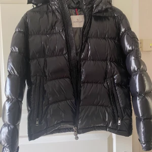 Moncler Maya Jacka - Säljer min Moncler modell Maya, färg svart, storlek 2. Nyskick använd 1 säsong. Säljer på grund av för liten storlek. Kvitto finns från Moncler butiken på Birger Jarlsgatan. Skick 10/10