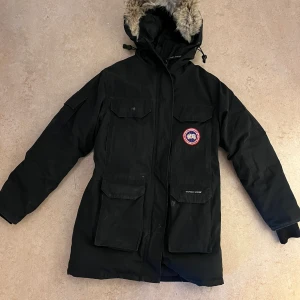 Canada Goose  - Väl använd jacka i strl  xs. Behöver kemtvätt 