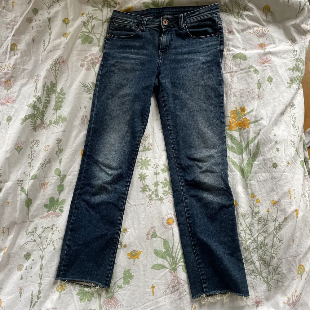 Mörkblåa, tvättade jeans från dr Denim. Lågmidjade, raka och rätt korta. Passar storlek S/XS.. Jeans & Byxor.