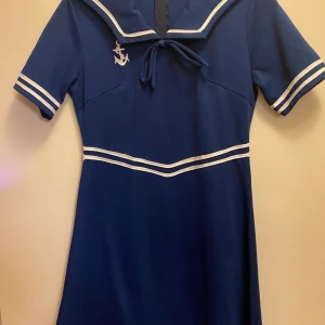 Sjömansklänning/sailor dress - Utmärkt skick! Ger en otrolig vintage feeling. Fått så många komplimanger för den. 