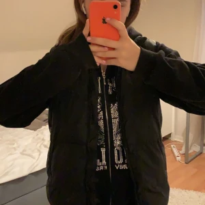 Basic svart väst - En supernice svart väst. Skulle säga storlek S. Finns även två fickor där fram💓💓