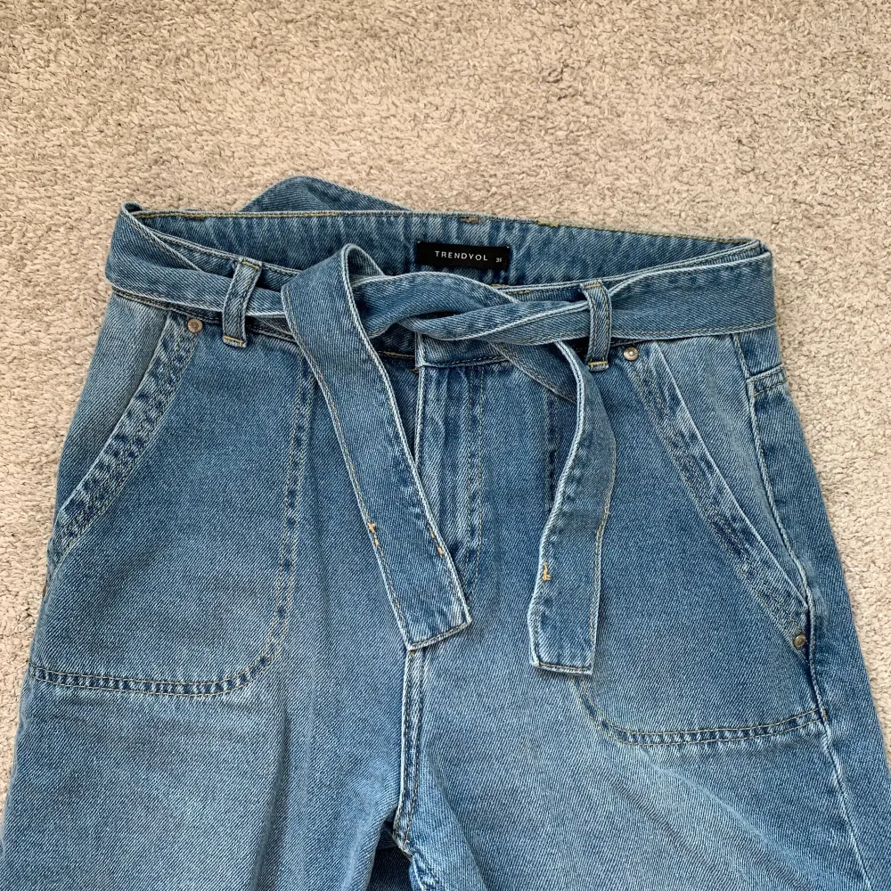 Byxor i storlek 36 (passar S) köpt på NA-KD för några månader sen, men knappt använda 🌸. Jeans & Byxor.
