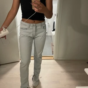 Lågmidjade blåa byxor  - Lågmidjade blåa byxor med slits. Köpta från Zara för 399kr 