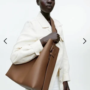 Väska från Arket - Populär shoppingtote från Arket! Använd va 3 gånger så helt ny. Nypris 2 800kr