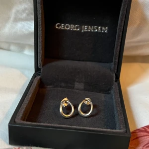 Örhängen från Georg Jensen - Så fina örhängen från Georg Jensen i modellen OFFSPRING. Kvitto finns samt låda. I äkta silver. 