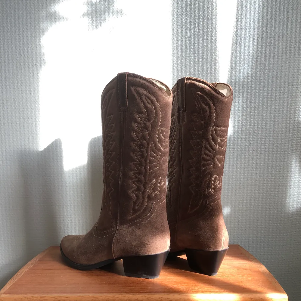 Säljer mina western boots, använda 1 gång.  Dem är i storlek 39 men skulle säga att dem passar en 37a och 38a också om man vill ha dem oversized, jag har själv storlek 37-38 och jag kan ha dem. Köparen står för frakten. 🖤. Skor.