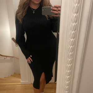 Klänning - Jätte fin stickad klänning från Gina trico. Varm och skön så går att använda nu under hösten.