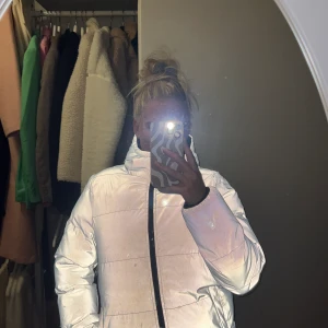 Jacka - Reflex jacka som kan vändas och bli en svårt dunjacka