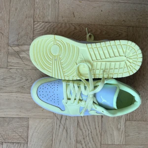 Air Jordan 1 Low lemon twist - Helt oanvända Jordans, strl. 41. Inköpspris 1700kr i somras. 