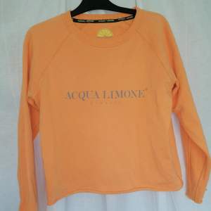 Så mysig tröja från acqua limone classics i skön orange färg, perfekt färgklick till hösten! 
